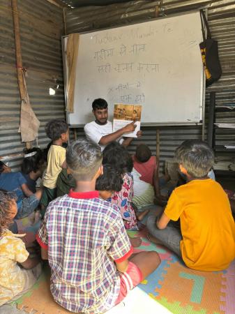 インドの貧困地域で、尊厳と正しい選択を学ぶ新たな教