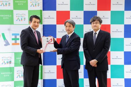 八王子城の歴史と本学旧校舎の解説プレートを制作・寄