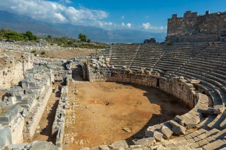 太陽、砂浜、そして2,000年の歴史が交差する「古代の