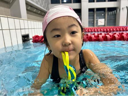 「どの子にも、水の中で笑う時間を」── 一般社団法人m