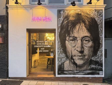 ジョン・レノンの黒い涙の壁画が外苑前に登場