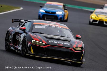 Audi R8 LMS GT4、スーパー耐久第2戦 鈴鹿で表彰utf-8