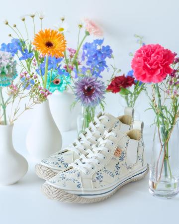 4種の花とロゴをプリントしたオリジナルレザーのスニ