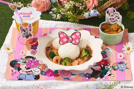 お花畑で遊ぶ＜ミニ―マウス＞と＜フィガロ＞が食卓を