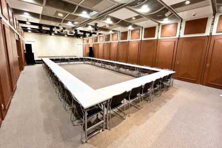 銀座 4 丁目交差点からすぐ。約 100 名収容可能なレン