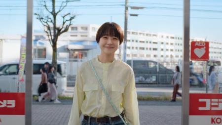 奈緒さんがコジマ店舗をステージに、笑顔きらめくハッ