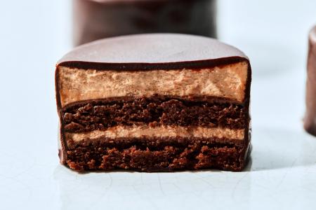 ブランド創業11周年を記念した特別なチョコレートケー