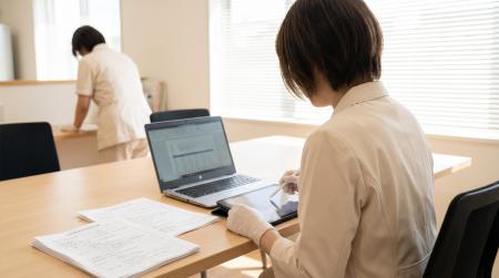 訪問看護の業務改革本格化へ、コミクスが生成AIによる