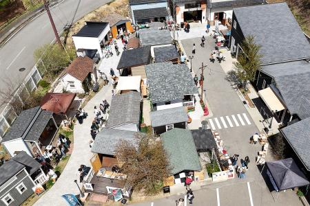 【イベントレポート】会場に並ぶ小屋やガレージがその