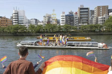 同性婚の実現に向けて、大川に広がる“平等”のメッセー