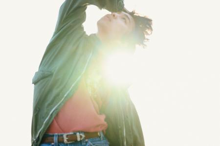 国内外の音楽シーンで注目を集める20歳のシンガーソン