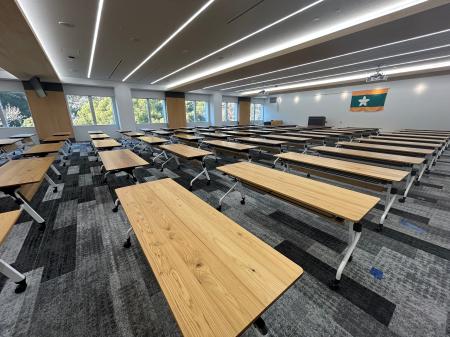 愛媛県庁の会議テーブルに「愛媛県産ヒノキGywood」が