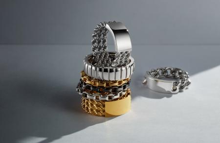 削ぎ落とすことで際立つ美しさと、凛とした輝きを指先