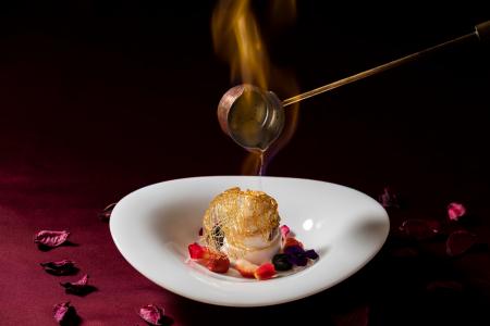 【母の日にフランベパフォーマンスのスイーツプレゼン