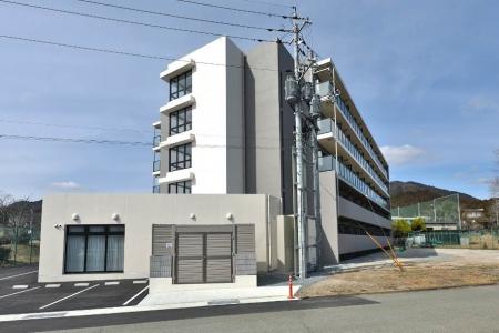 大学キャンパス構内で運営される最新の食事付き学生マ