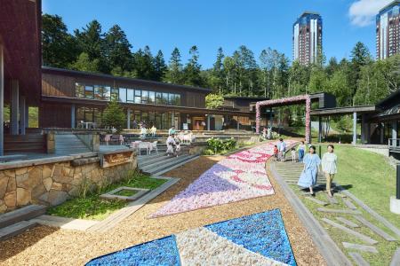 【リゾナーレトマム】全長160m、トマムの四季を描く「