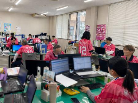 テゲ金＝金曜日は役場がピンクに染まる！