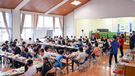 【千葉県印西市】給食で30周年を祝う！“規格外の梨”を