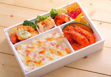 青空の下が、特等席。季節のおいしさをギュッと詰めま