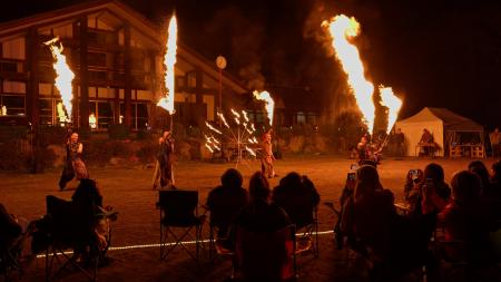 【開催速報】夜の廃校が炎に包まれる3日間が開幕！炎