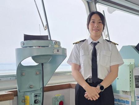 LNG船で初の女性船長となったルイーズ・リン氏（画...
