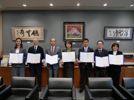 街頭ビジョンで災害時の情報を発信！区と民間企業6社