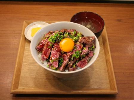 赤坂で話題になった行列のできる牛丼店。元広告代理店