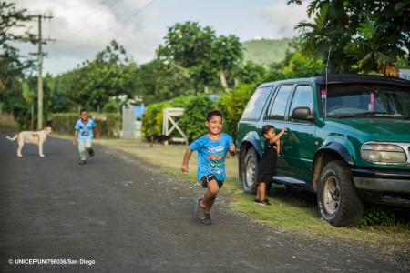 日本政府とUNICEF、サモアの子どもと若者を薬物から守