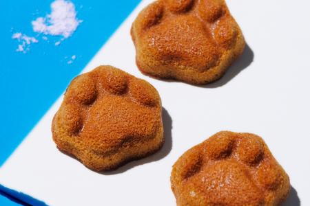 ＜黒糖×バター＞に“雪塩“を合わせた肉球型フィナンシ