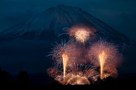 “最高峰花火×富士山”、心を震わせる一夜限りの絶景体