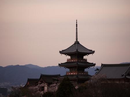 宿泊費はなぜ跳ね上がるのか　観光地の人手不足