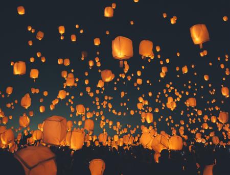 最大3,500基の光が夜空を彩る「七夕スカイランタン祭