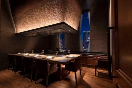 高級日本酒ブランド「HENGE」、鉄板焼の名店と共演。