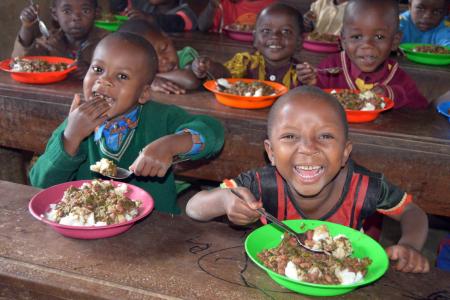 開発途上国の子どもたちに給食をプレゼント ／大丸・