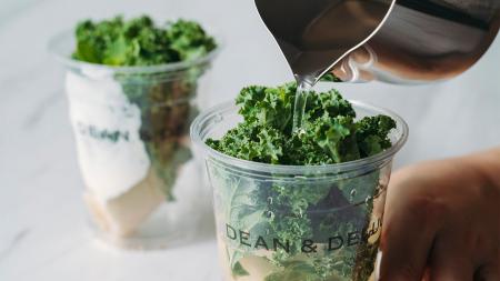 【DEAN & DELUCA】野菜と果実を重ねた2色のベジスムー