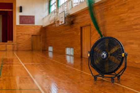 “体育館の端まで風が届く”業務用扇風機　学校・utf-8
