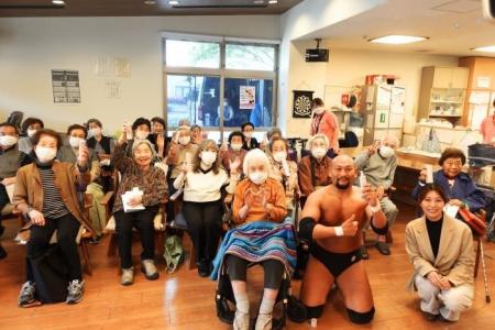 元気と笑顔を届ける共演！ 新日本製薬、九州プロレス