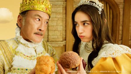 吉田鋼太郎王&八木莉可子姫が眺める先で、シュークリ 吉田鋼太郎王&八木莉可子姫が眺める先で、シュークリ