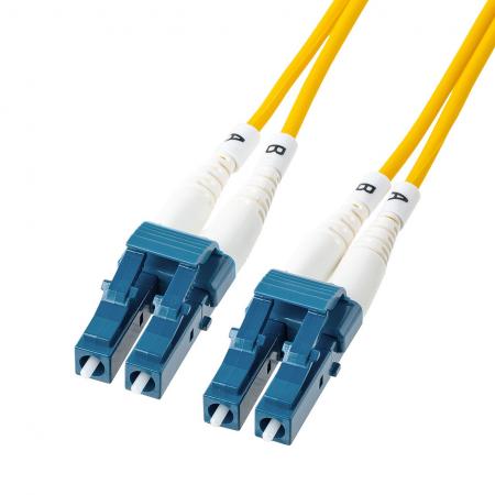 出っ張りを抑えるショートブーツを採用！10Gbps×長距