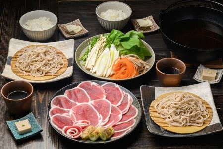 歴史情緒あふれる丹波篠山で味わう、十割そばとかも鍋