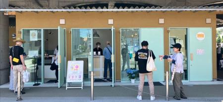 稲城長沼の高架下に20以上の小商いが営業