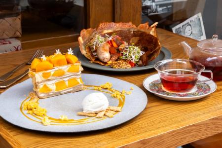 甘く熟したマンゴーのミルクレープと夏野菜のチーズガ