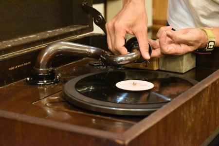 元明倫小学校でレコードの響きを味わうイベント│utf-8