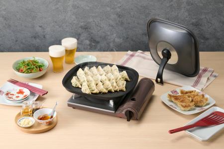 【新商品】カセットこんろで焼き餃子を楽しめる！イワ