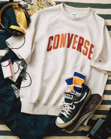 グラフィックとカラーで楽しむ、CONVERSEのサマーウェ