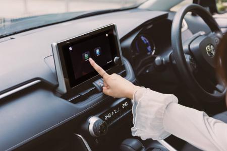 “スマホの動画、車で見られたら…”を後付けで実現――有