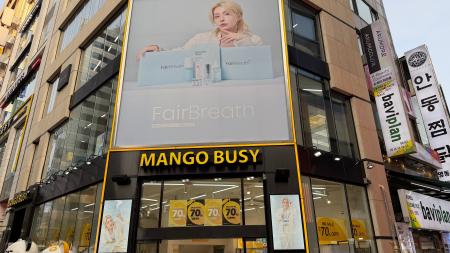 韓国・明洞のライブコマース拠点「MANGO BUSY」にてTi