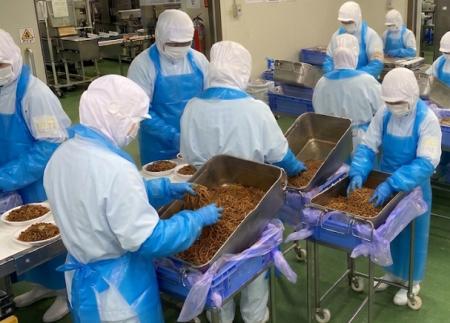 中西製作所、人手75%削減の茹麺計量盛付ロボットをFO 中西製作所、人手75%削減の茹麺計量盛付ロボットをFO