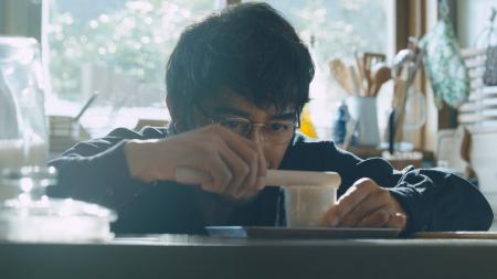 阿部 寛さんが、ごはんに繊細な“理系パパ”に！メガネ