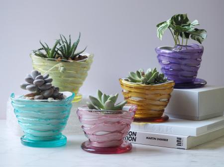 リサイクルプラスチックから生まれたハンドメイドのプ